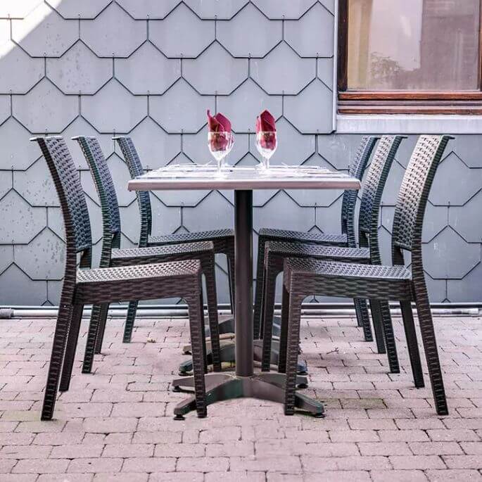 Fauteuil de restaurant empilable pour terrasse en rotin tressé Sarah